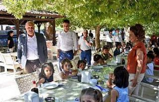 Çocuklar kahvaltıda bir araya gelip eğlendi