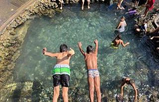 Çocuklar sıcaktan bunaldı parktaki tarihi suya...