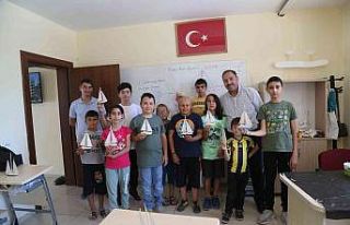 Çocukların hayali model uçak yapımı kursunda...