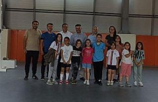 Çocuklarla voleybol oynadılar