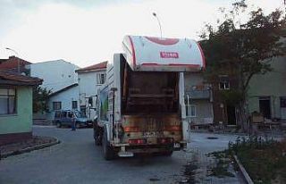 Çöp konteynerleri yıkanarak dezenfekte ediliyor