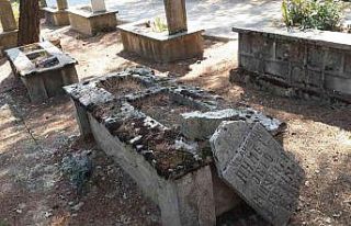Defalarca onarılan mezar taşların kırılması...