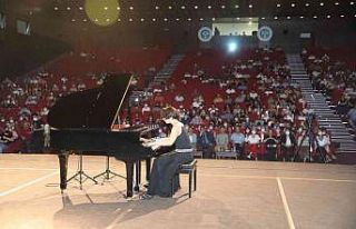 Defne Nisan bu yıl 7 ödül aldı