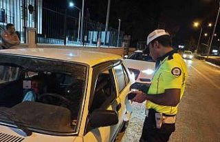 Denetiminde polis bir sürücüyü alkollü araç...
