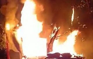 Depoda çıkan yangın otomobillere sıçradı