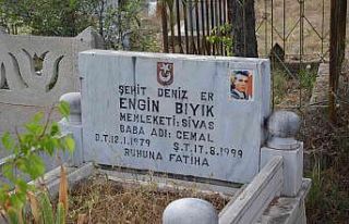 Deprem şehidi mezarı başında anıldı