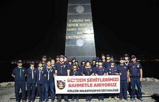 Depremde hayatını kaybedenler deprem saatinde dualarla...