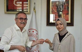 Dereceye giren öğrencileri altın hediye ile ödüllendirdi