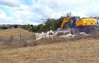 Derince’de metruk bina yıkıldı