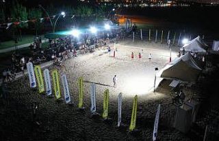 Derince’de plaj voleybolu rüzgarı esti
