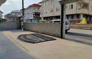 Devrilen demir kapının altında kalan çocuk yaralandı