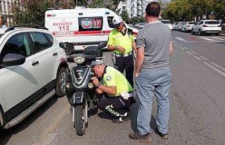 Devrilen elektrikli bisiklet sürücüsü yaralandı