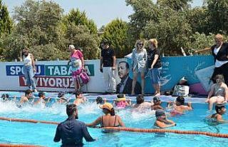 Didimli özel sporcular yüzme öğreniyor