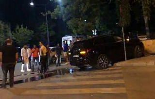 Dikkatsiz sürücüler kavşakta kafa kafaya çarpıştı