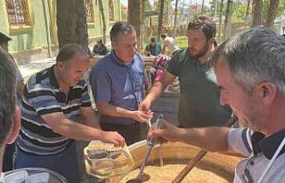 Dinar’da vatandaşlara aşure ikramı