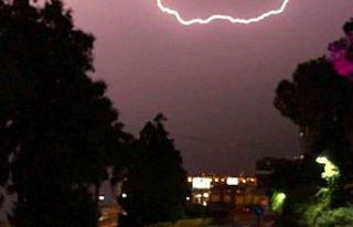 Doğu Karadeniz’de yıldırımlar geceyi böyle...