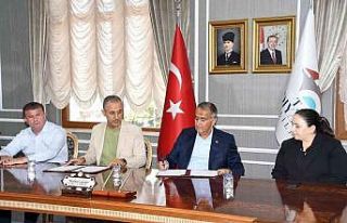 Doktordan memleketine okul ve cami