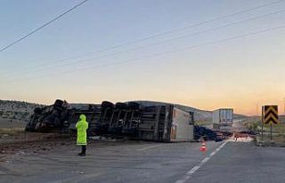 Domates yüklü tır devrildi, 1 kişi yaralandı
