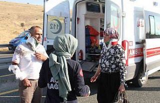 Düğünden dönen minibüs yan yattı: 14 yaralı