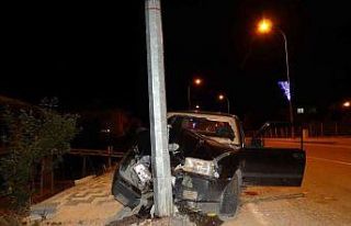 Dümdüz yolda aydınlatma direğine çarptı, baba...