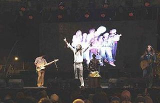 Dumlupınar’da Retrobüs Müzik Grubu konser verdi