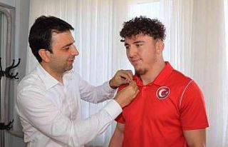 Dünya 3’üncüsü güreşçi altınla ödüllendirildi