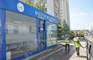 Duraklar yıkanarak temizleniyor