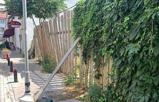 Düşmeye yüz tutmuş çitler için vatandaştan...