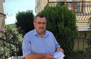 Dut ağacından asılı 5 TL’yi görünce duygulandı