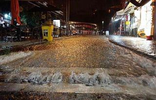 Edirne’yi yaz ortasında sel vurdu: Ev ve iş yerlerini...