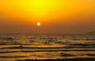 Ege sahillerinde gün batımı kartpostallık görüntüler...