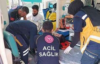 Elektrikli bisiklet devrildi: 2 yaralı