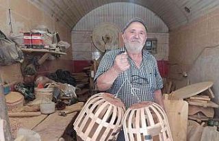 Emekli oldu 12 yıldır kuş kafesi yapıyor