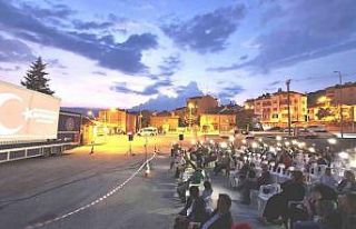 Emet’te açık havada sinema keyfi