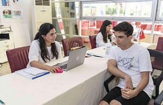 Engelli öğrenci, engelleri Büyükşehir Belediyesinin...