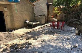 Engelli vatandaşın yolunda parke çalışması
