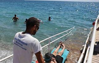 Engelliler denizin tadını Engelsiz Plaj ’da çıkartıyor
