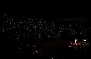 Erol Evgin ışık şovu eşliğinde şarkılarını...