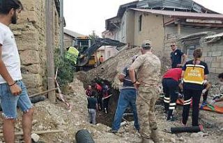 Erzincan’da göçük, 1 işçi kurtarılmaya çalışılıyor