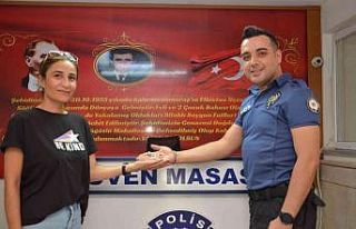 Eşinin evlilik hediyesi yüzüklerine polisin sayesinde...