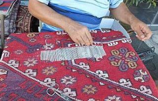 Eski halı ve kilim tamiri ile geçimini sağlıyor