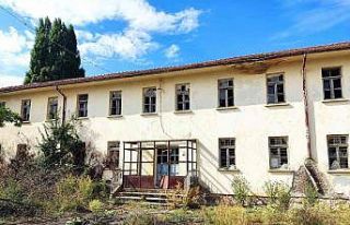 Eski okul binaları harap halde bekliyor