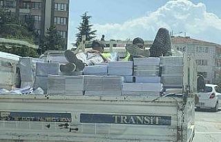Eskişehir’de kamyonet kasasında yatarak yolculuk...