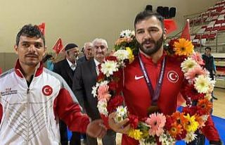 Eskişehirli milli güreşçi Muhammet Akdeniz minderden...