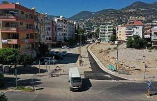 Eşref Kahvecioğlu Caddesi çift yönlü trafiğe...