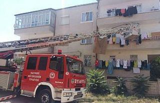 Evde mahsur kalan engelli çocuğu itfaiye kurtardı