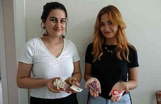 Evlerinin mutfağında ürettikleri sabunlarla eğitimlerini...