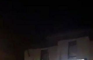 Eyüpsultan’da arıza yapan kamyonetten inen göçmenler...