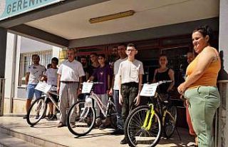 Fen liselerini kazanan öğrencilere bisiklet hediye...