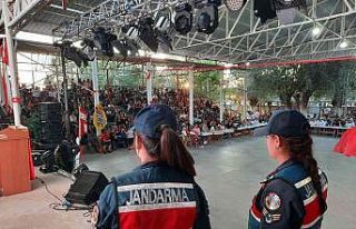 Festivalde sahneye çıkan jandarma 2 bin kişiye...